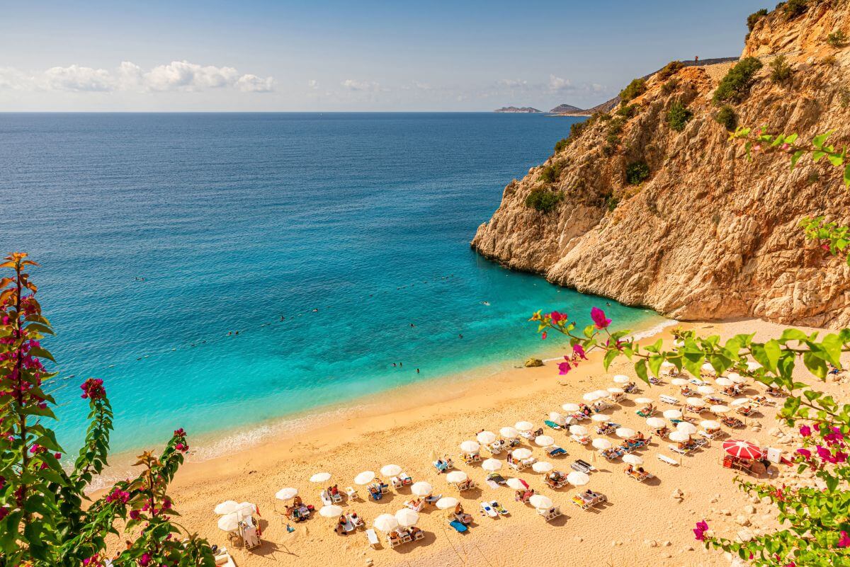Alanya mı, Bodrum mu: Hangi Türk Sahil Cenneti Sizin Tatil Tarzınıza Uygun?