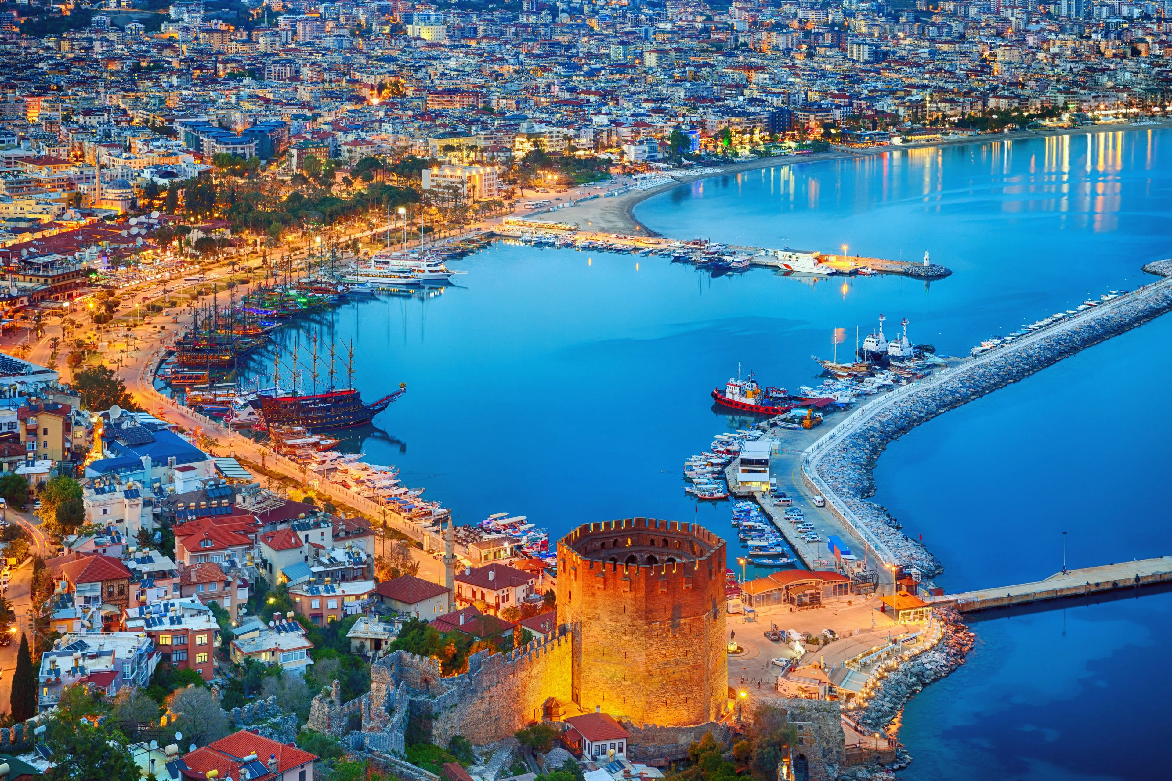 Nisan 2026'da Alanya: Hava Durumu ve Yerel Festivaller Rehberi